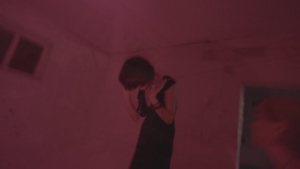 《人类投降派 / Shoot Self with You》红色舞台影像定格