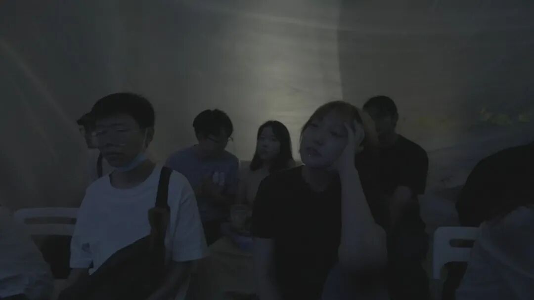 公开空间里的观众被烟雾和光线包围，观众也成为被看见者