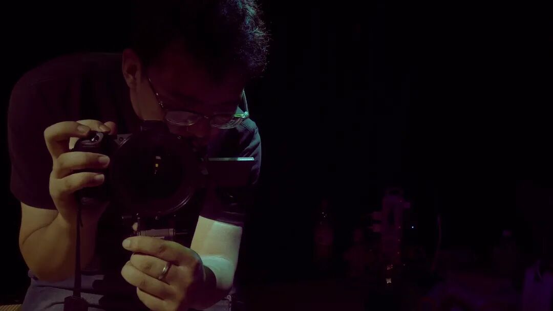 片头摄影者显影,恽剑辉持相机入画