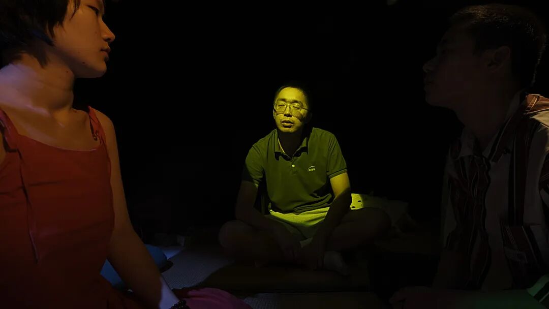 《人类投降派》电影截图:开场阶段的观看压力