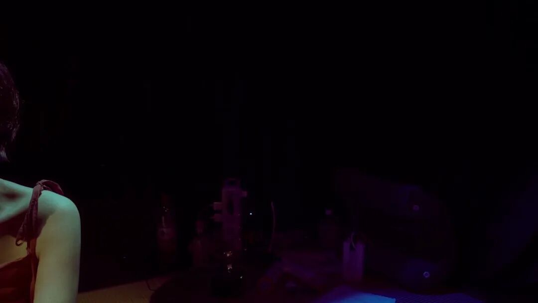 开场,暗场中的关系被摄影机接住