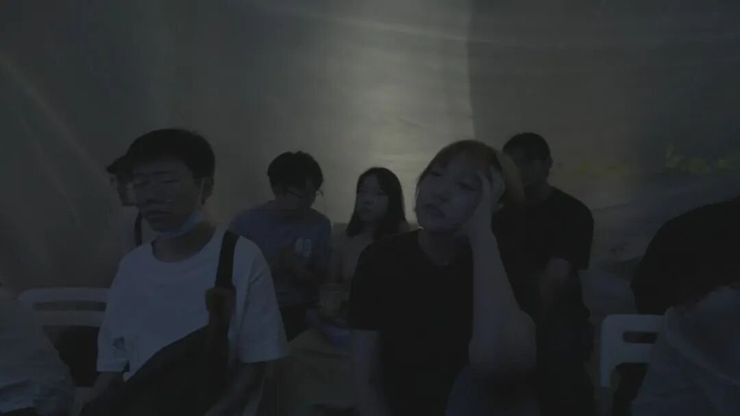 图03｜演员与观众在同一位置上：他们不是拥有作品的人，而是被作品投射出世界的人。